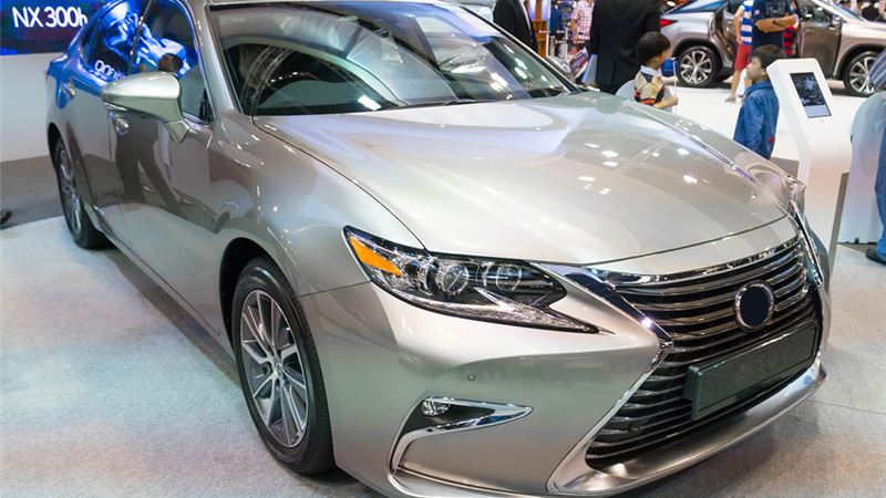 Comprehensive Review of the Lexus LS 400: Features, Performance, and Luxury Design