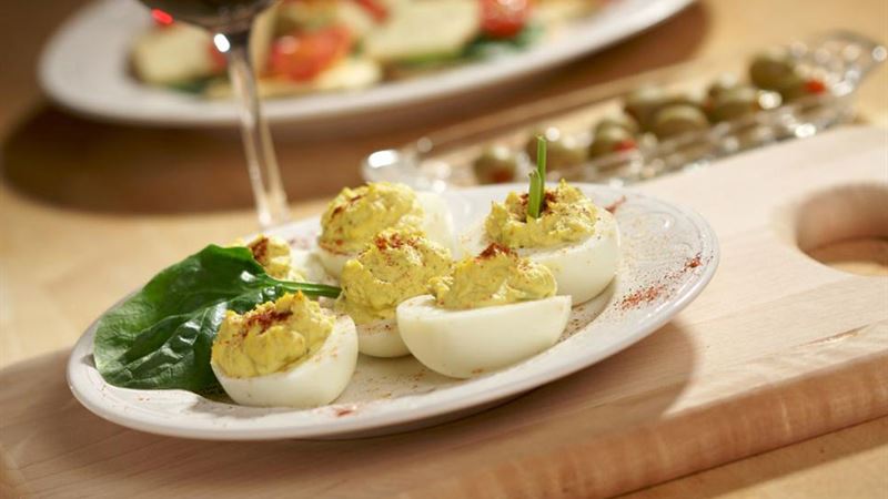 Natural Foods That Promote a Brighter, Whiter Smile