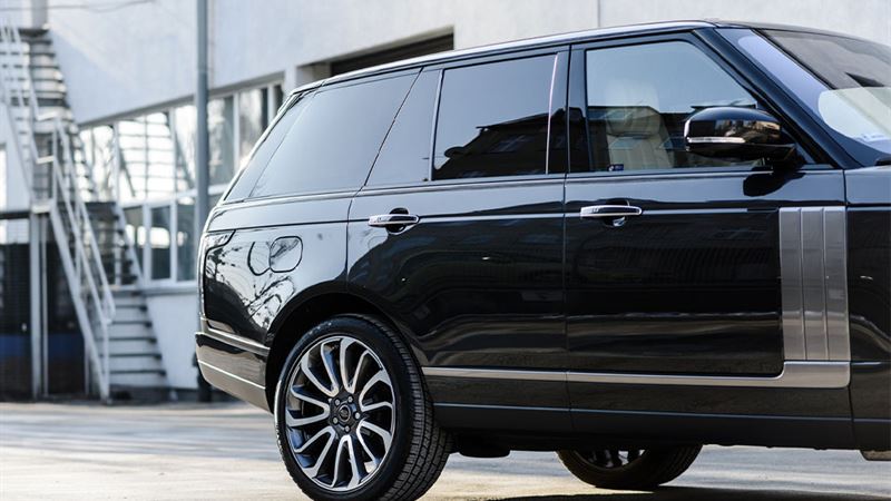 Comprehensive Review of the Land Rover LR2: Features, Performance, and Safety