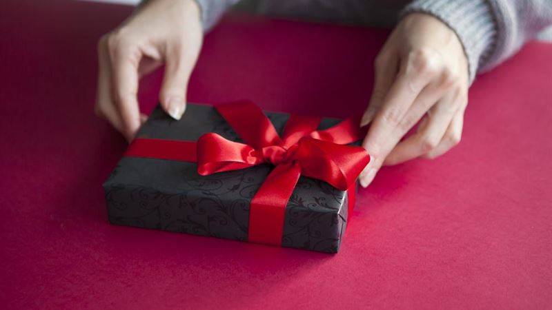 The Ultimate Guide to Giving Thoughtfully Customized Gifts