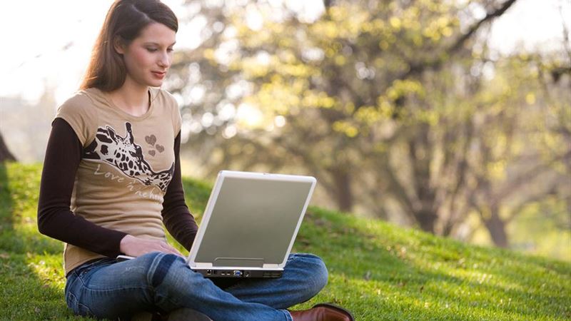 Evaluating the Benefits of Online Versus Traditional Marketing Degrees