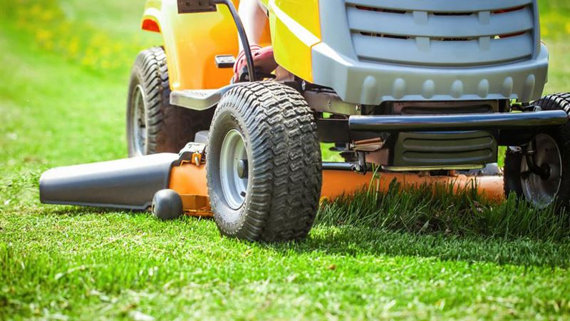 Comprehensive Guide to John Deere’s Premium Riding Lawn Mowers