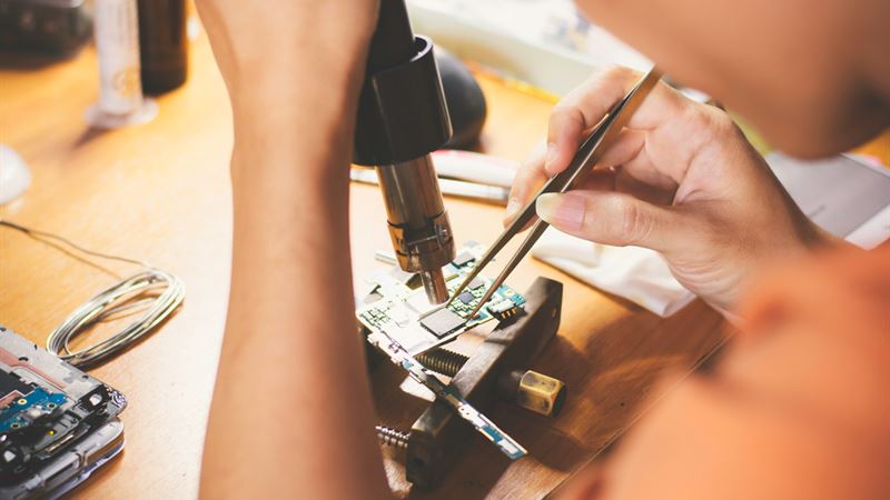 The Evolution and Impact of Mobile Phone Technology in the Modern Era