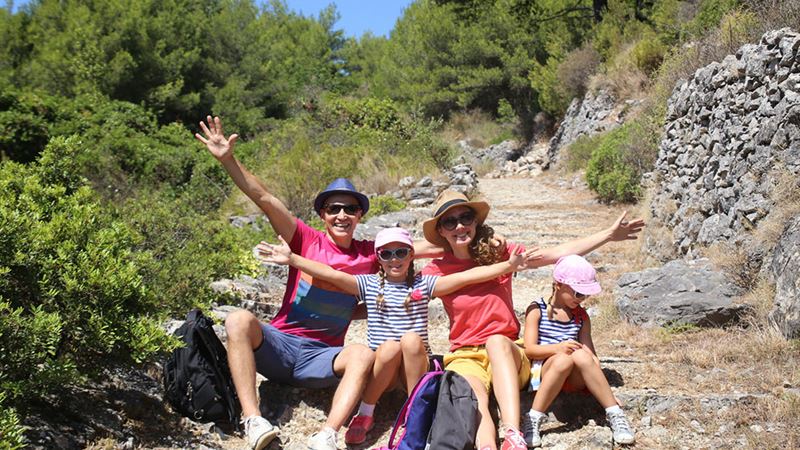 Comprehensive Guide for Seniors to Travel Comfortably and Safely