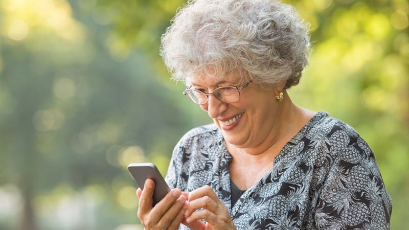Top Recommended Smartphones and Cell Phones for Elderly Users in 2024