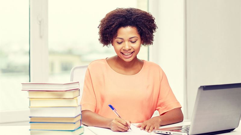 Comparing Online Business Management Degrees to Traditional Full-Time Programs: Which is the Better Choice?