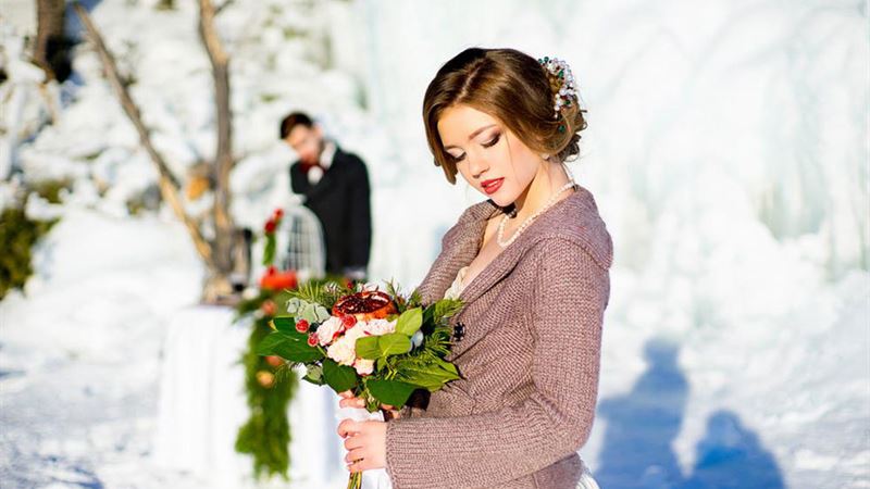 Creating Elegant and Natural Christmas Floral Arrangements for Your Home