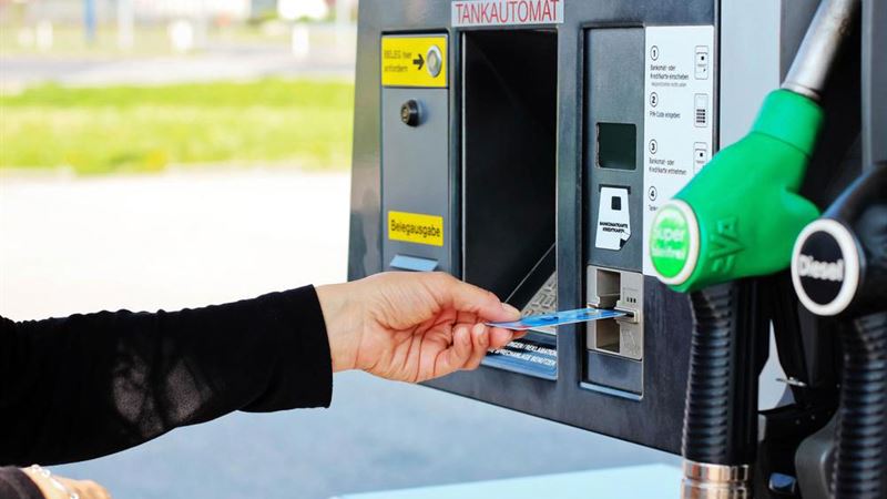 Comprehensive Guide to Fleet Fuel Cards: Benefits, Selection, and Application Tips