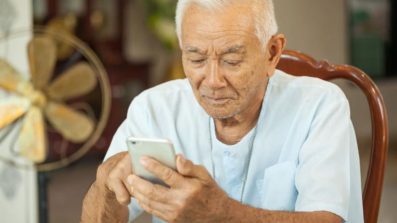 Essential Cellphone Options for Seniors Offered by AARP