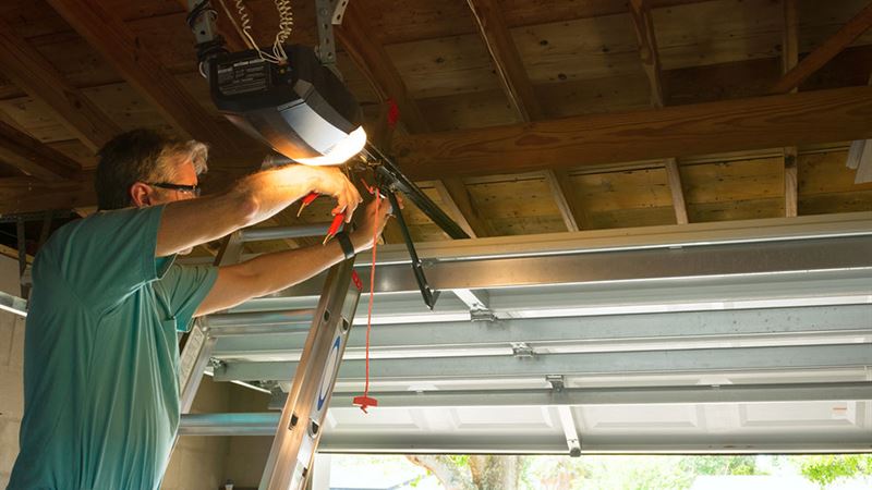 Comprehensive Guide to Selecting the Ideal Garage Door Repair Service