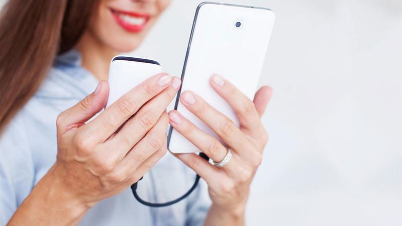 Essential Mobile Accessories for On-the-Go Use: Power Banks and Car Mounts