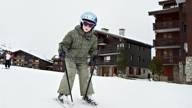 Comprehensive Guide to Differentiating Ski and Snowboard Outerwear and Apparel