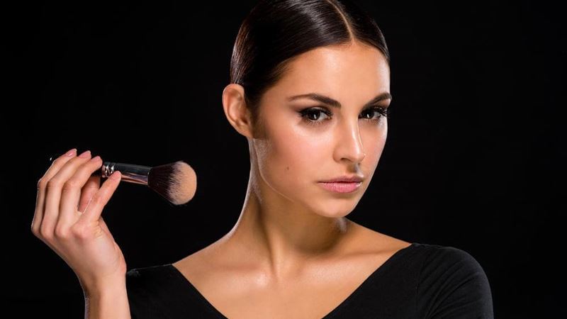 Comprehensive Guide to Applying Foundation: Tips for Flawless Skin in Aging Skin