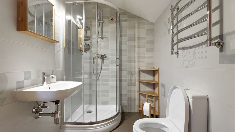 Advantages and Disadvantages of Modern Walk-in Showers