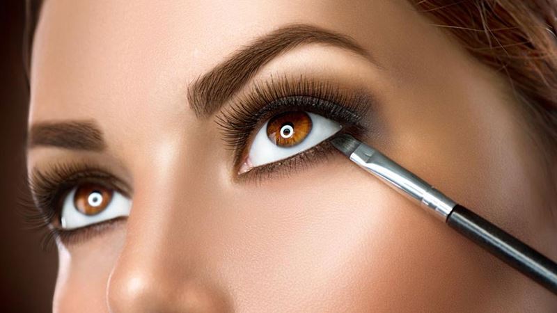 Mastering Eyeshadow Application: Techniques for a Flawless Eye Makeup Look