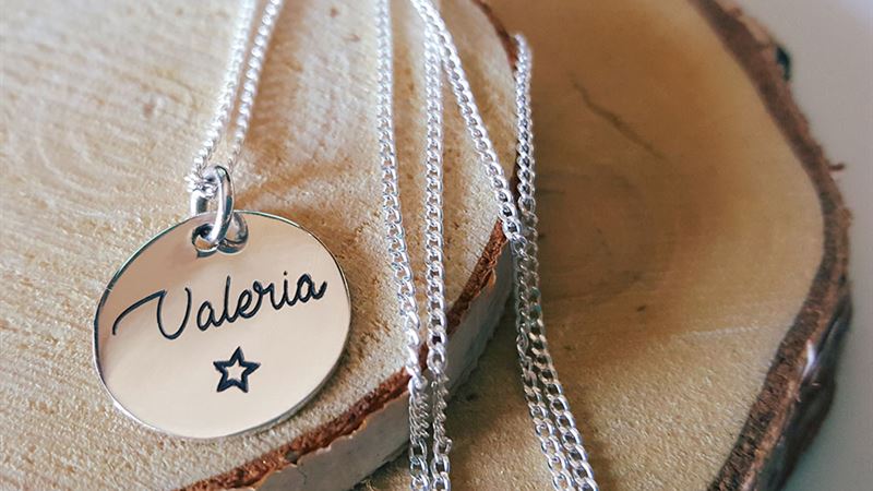 Exploring the Popular Styles of Custom Name Necklaces for Personal Expression
