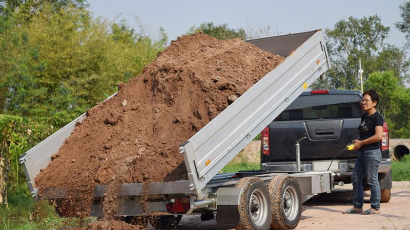 Comprehensive Guide to Selecting Between Front/End and Side Dump Trailers for Your Business