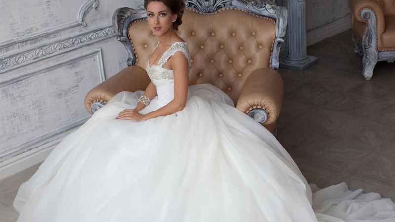 Ultimate Guide to Selecting Your Dream Wedding Gown: Tips and Insights