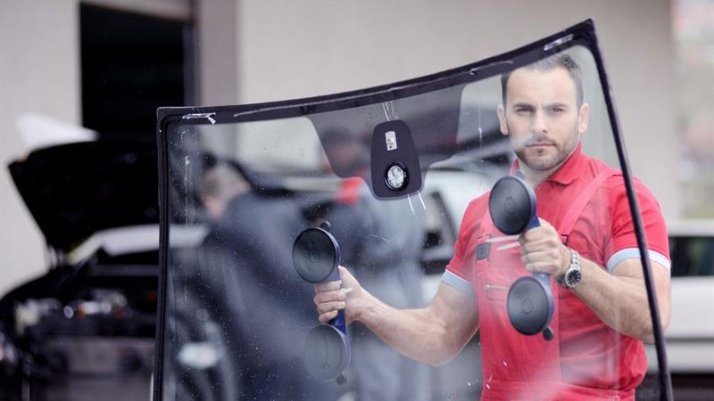 The Complete Guide to Choosing and Installing Windshields for Your Vehicle