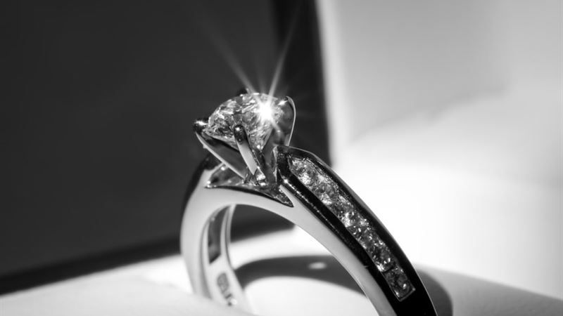 Top Retailers Offering Unbeatable Black Friday Deals on Engagement Rings