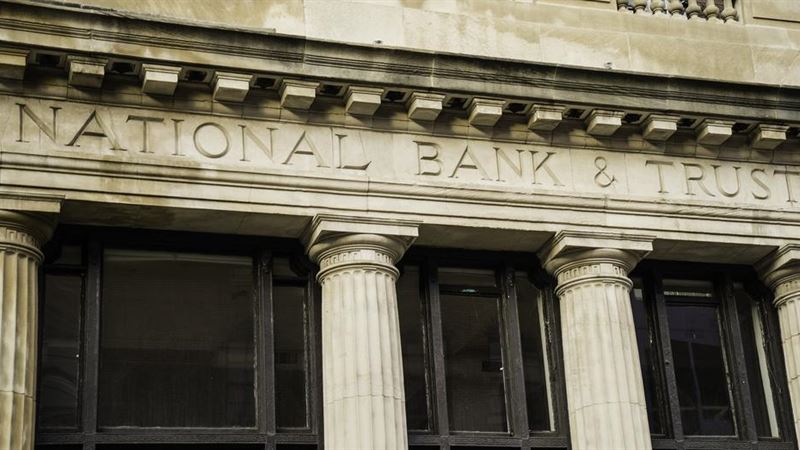 Understanding the Key Differences Between Banks and Financial Institutions