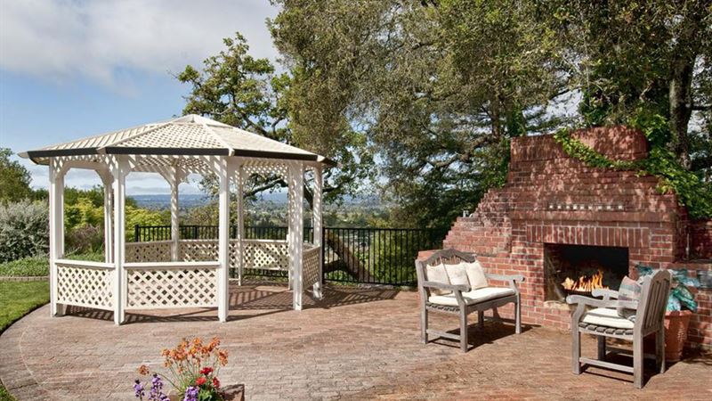 Essential Tips for Selecting the Perfect Backyard Fireplace