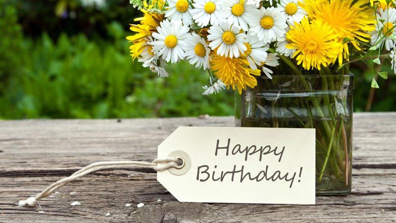 Crafting Thoughtful Personal Messages for Birthday Cards