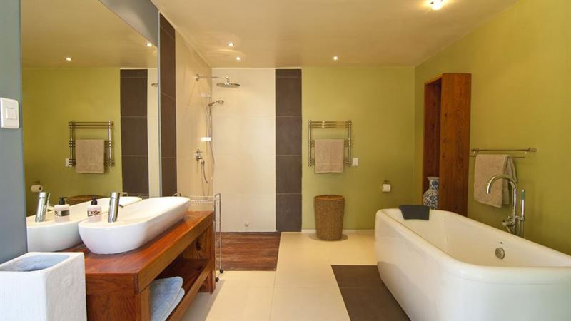 Best Walk-In Bathtubs Designed for Senior Comfort and Safety