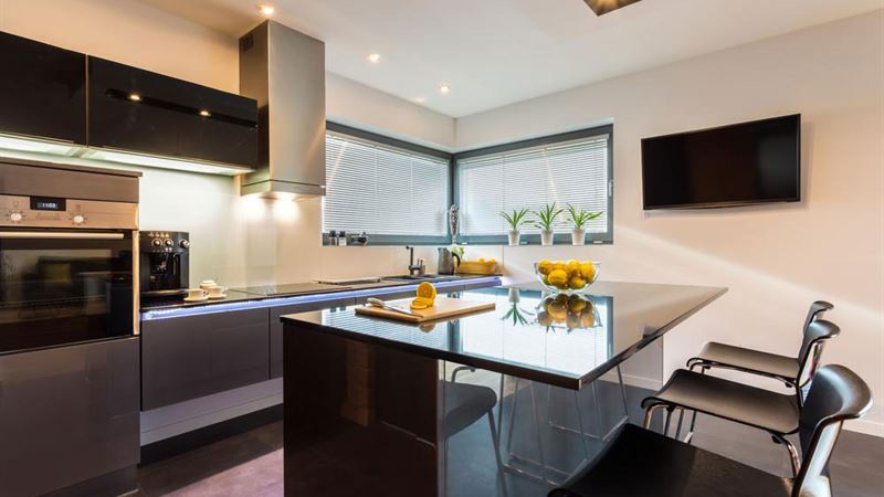 Essential Benefits of Selecting the Right Wine Storage Solutions for Your Compact Home Bar