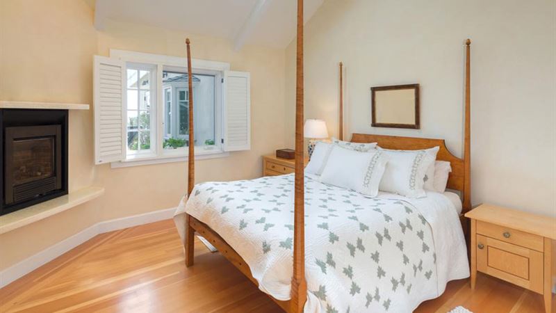 Choosing Between Metal and Wooden Bed Frames: A Comprehensive Guide