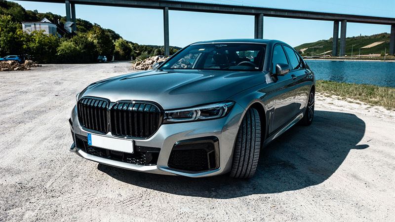 Key Factors to Evaluate When Purchasing a Luxury Vehicle